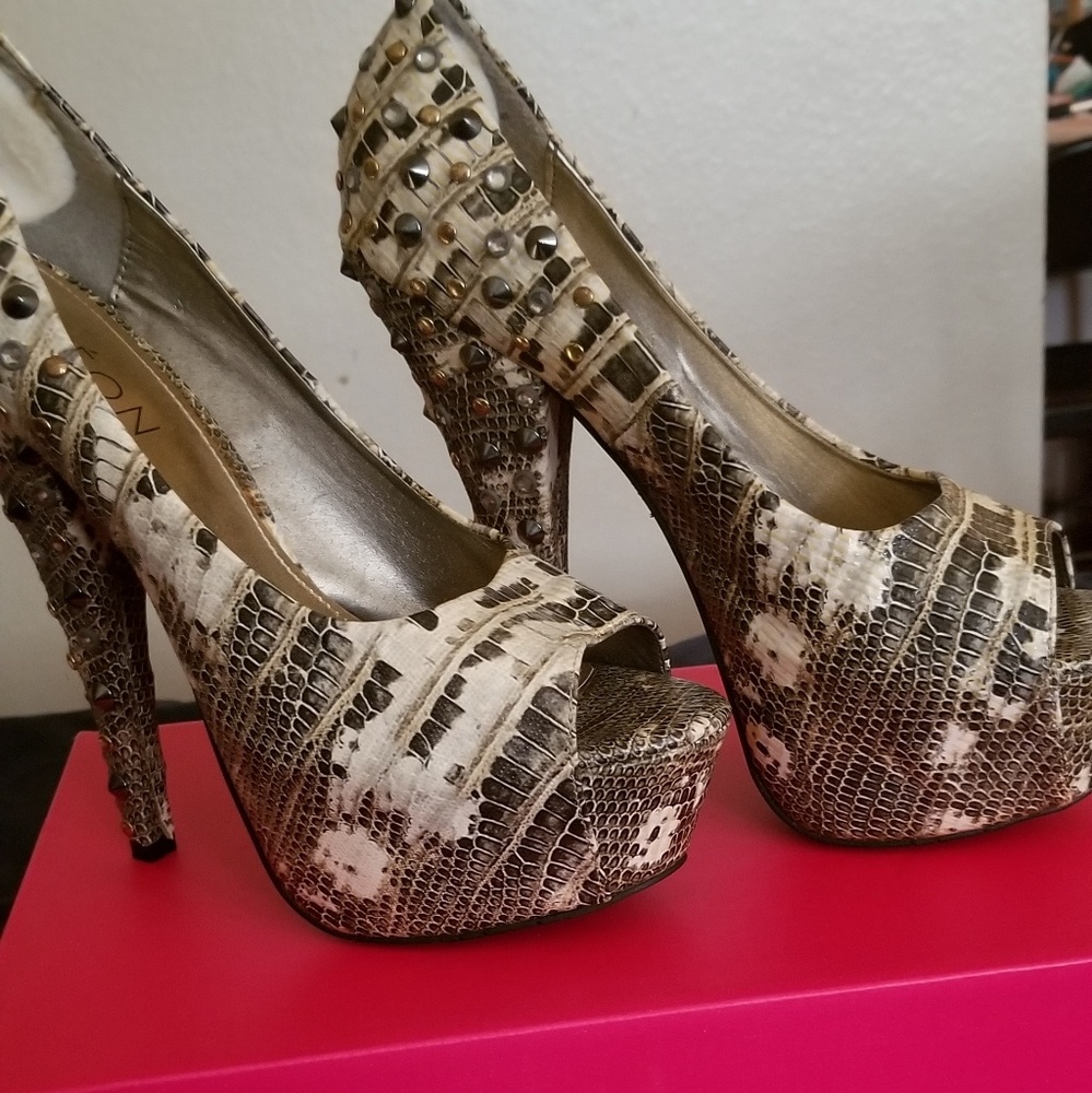 Shoes - Picture 2 of 3